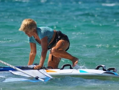 Κεφαλονιά: Η 80χρονη που λατρεύει το windsurfing (φωτο)